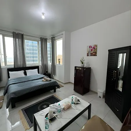 Corniche Street - Extremely Unique Room